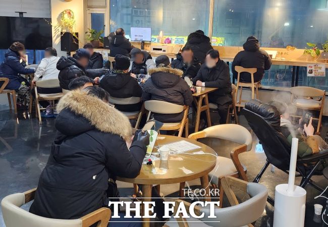 이동노동자들이 심야시간 추위를 피해 한파쉼터에서 휴식을 취하고 있다. /부천시