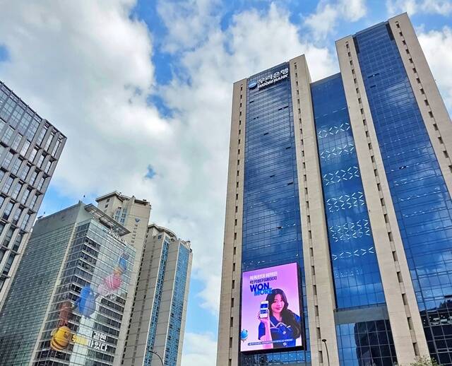 우리은행이 전국 영업점에서 오픈뱅킹과 마이데이터 대면 서비스를 시작한다고 19일 밝혔다. /우리은행