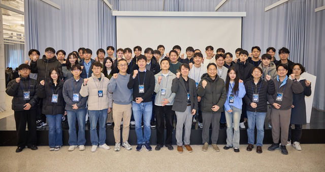 지난 18일 서울시 성수동 워룸에서 열린 크래프톤 2025 파운데이션 모델 테크 워크숍에 참여한 SK텔레콤 정예팀이 기념 촬영하고 있다. /크래프톤