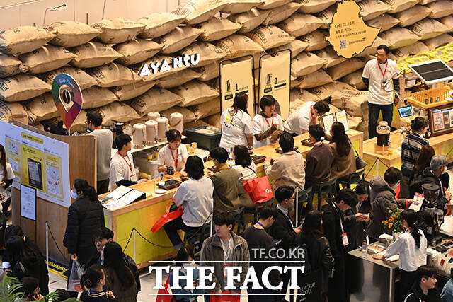 제24회 서울카페쇼가 19일 오전 서울 강남구 코엑스에서 열린 가운데 관람객들이 부스를 체험하고 있다. /서예원 기자