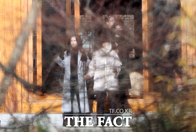 이부진 호텔신라 사장과 홍라희 리움미술관 명예관장, 이서현 삼성물산 사장이 19일 오전 경기 용인 호암미술관 인근 선영에서 열린 호암 이병철 삼성 창업회장의 38주기 추도식에 참석한 뒤 걸음을 옮기고 있다. /남용희 기자