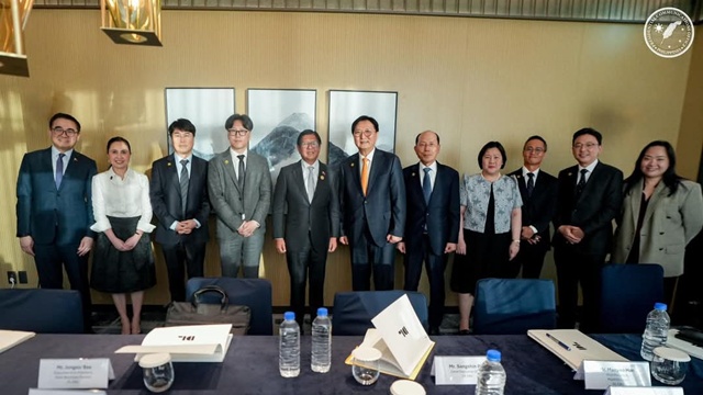 지난 1일 부산에서 박상신 DL이앤씨 대표가 페르디난드 마르코스 주니어 필리핀 대통령과 만나 에너지 및 인프라 사업 협력을 논의했다. (왼쪽 다섯 번째부터)페르디난드 마르코스 주니어 필리핀 대통령, 박상신 DL이앤씨 대표, 유재호 DL이앤씨 플랜트사업본부장, 버나뎃 테레세페르난데스 주한 필리핀 대사다. /DL이앤씨