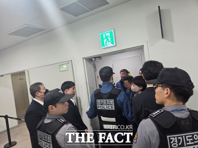 19일 경기도의회 5층에서 전국공무원노동조합 경기도청지부 조합원들과 청원경찰들이 대치하고 있다. 조합원들은 운영위원회 행정사무감사 방청이 불허되자 행감장 밖 복도로 가려고 했지만 청원경찰들이 복도 진입도 막고 있다. /이승호 기자