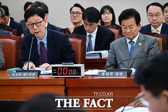 박윤주 외교부 1차관(왼쪽)이 질의 답변하고 있다.