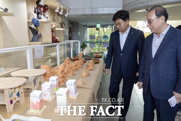 최충규 대덕구청장(사진 왼쪽)이 18일 대덕구청소년어울림센터 1층에서 열린 ‘2025년 평생학습 성과공유회’에 참석해 평생학습 프로그램 수강생들이 만든 작품들을 관람하고 있다. /대덕구