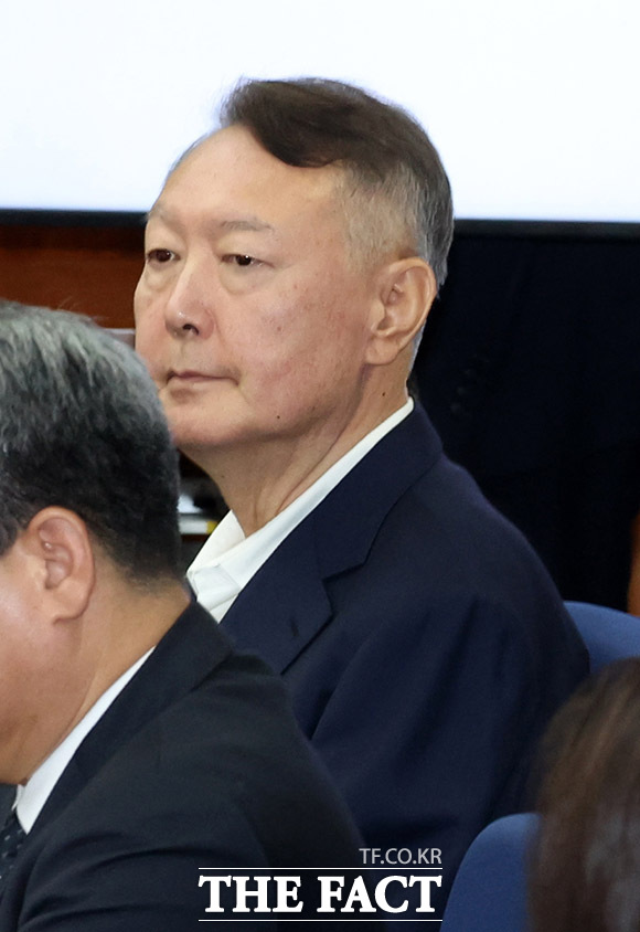 윤석열 전 대통령이 지난 9월 서울 서초구 서울중앙지법에서 열린 특수공무집행방해, 직권남용 권리행사방해 등 혐의 사건 첫 공판에 출석하고 있다. /사진공동취재단