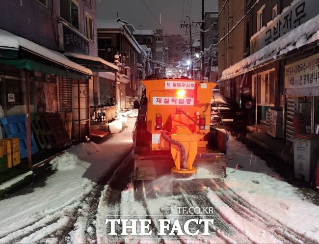 부천시가 지난 겨울 주요 도로 및 결빙취약구간에서 제설 작업을 하고 있다. /부천시