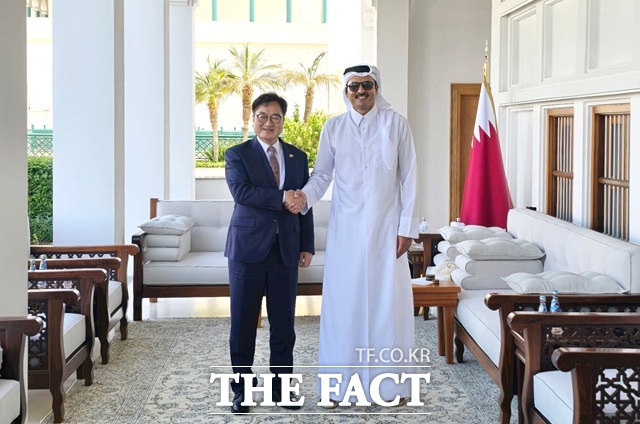 카타르를 공식 방문 중인 우원식 국회의장이 18일(현지시각) 타밈 빈 하마드 알 싸니 국왕과 악수하고 있다. /국회의장실 제공