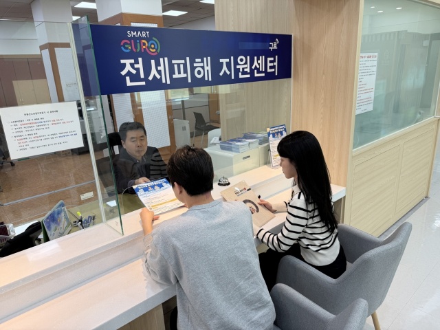 구로구청 상담창구에서 주민이 갱신거절 통지 안내 홍보물(리플릿)을 받으며 설명을 듣고 있다. /구로구