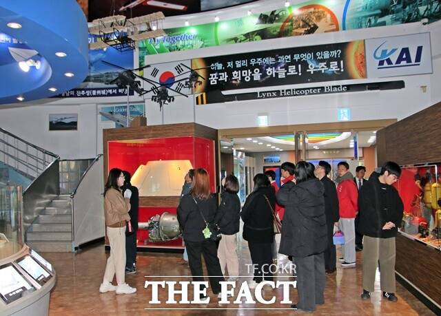 사천의 한국항공우주산업(KAI)을 견학하고 있다. /논산시청소년청년재단