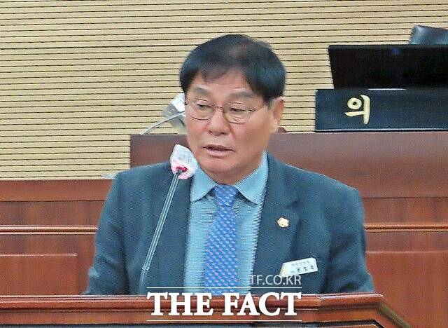 윤일묵 의원이 18일 청양군의회 제316회 제2차 정례회 제1차 본회의에서 5분 자유발언을 하고 있다. /김형중 기자