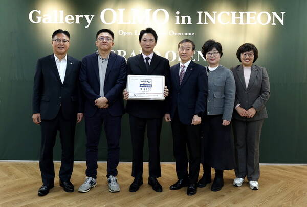 대상은 장애 예술인 창작 활동을 지원하는 올모인천에 지분 투자한다. 이곳은 발잘장애인들의 미술 교육 등을 지원한다. /대상
