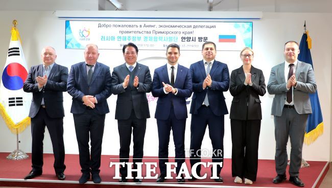 최대호 안양시장이 러 연해주정부 부지사(오른쪽 4번째) 등 경제협력사절단과 방문 기념촬영을 하고 있다. /안양시