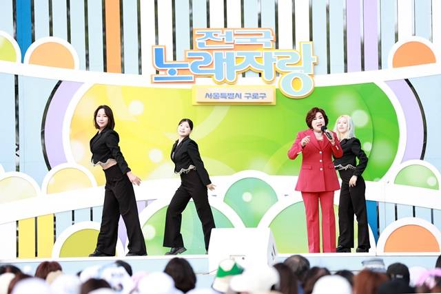 시원시원한 보이스와 밝은 에너지로 무대 장악. 김아영은 오는 12월 1일 KBS1 가요무대 출연을 앞두고 있으며, 일주일 뒤인 7일에는 전국노래자랑 서울 구로구 편 무대에도 오른다. /스카이엔터테인먼트