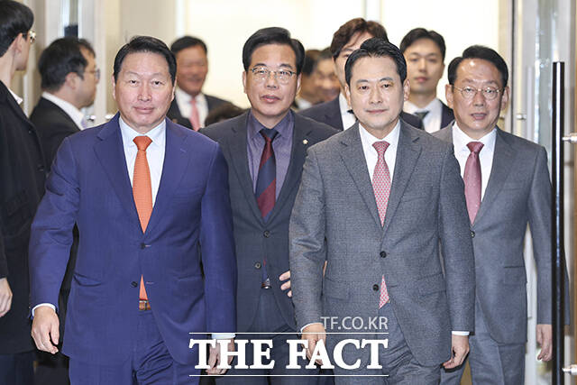 장동혁 국민의힘 대표(오른쪽)와 최태원 대한상공회의소 회장이 19일 서울 중구 대한상공회의소에서 열린 국민의힘-대한상공회의소 정책간담회에 참석하기 위해 이동하고 있다. /박헌우 기자