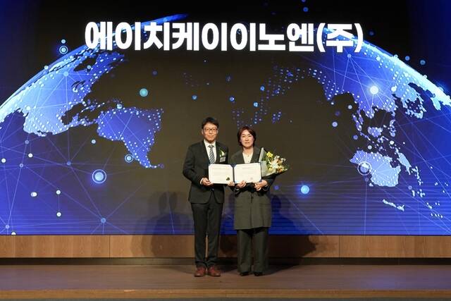 18일 롯데호텔월드에서 열린 세계일류상품 인증서 수여식에서 최연우 산업통상부 중견기업정책관(왼쪽)과 박현정 HK이노엔 R&D전략실 상무가 기념사진을 찍고 있다. /HK이노엔