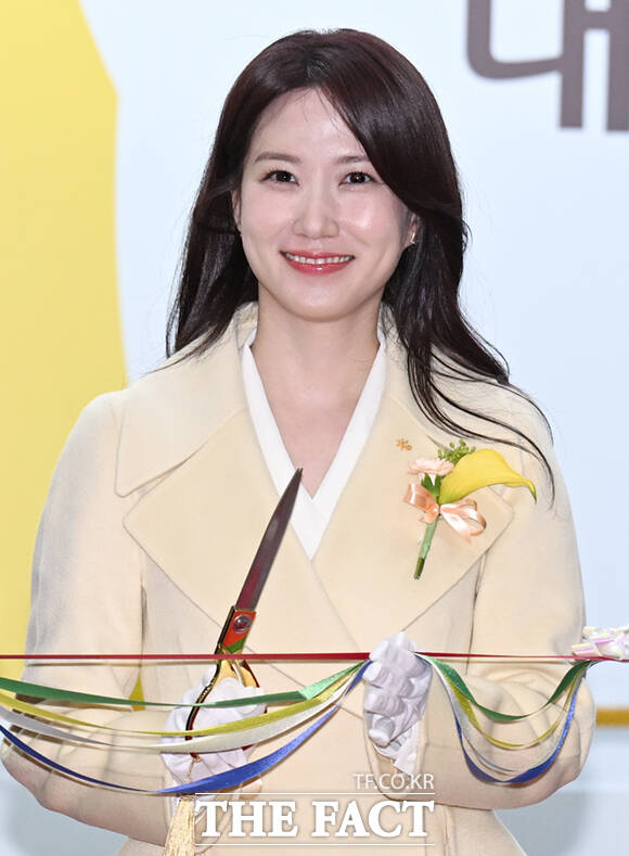 KB국민은행 홍보모델 배우 박은빈이 19일 대전컨벤션센터 제2전시장에서 열린 고용노동부와 함께하는 청년의 내일(My Job), 2025 KB굿잡 대전 일자리 페스티벌 개막식에 참석해 테이프 커팅을 하고 있다. /대전=이새롬 기자