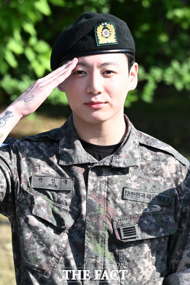 서울 용산경찰서는 19일 50대 일본인 여성 A씨를 주거침입 미수 혐의로 입건 전 조사(내사) 중이다. 사진은 지난 6월11일 오전 경기 연천군 연천공설운동장에서 정국이 군 복무를 마친 후 거수 경례하는 모습. /서예원 기자