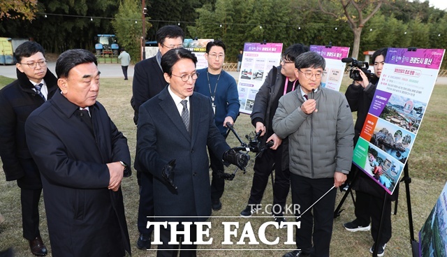 김민석 국무총리는 19일 무장애 관광지(배리어프리 관광지)인 울산 태화강 국가정원을 찾아 시설 전반을 점검했다. /뉴시스