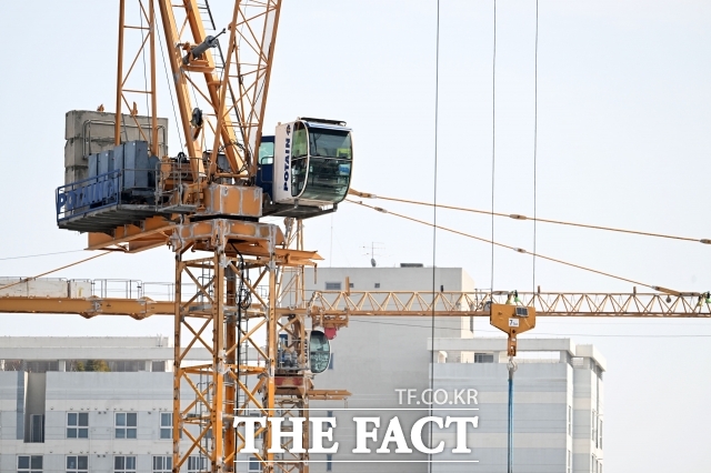 서울시는 장기계속공사에서 반복돼 온 공기 연장 간접비 산정 및 지급과 관련된 논란을 해소하고 공공공사의 공정성과 품질·안전 수준을 높이기 위해 간접비 실무 가이드라인을 마련하고 내년 1월 1일부터 시행한다고 19일 밝혔다. /더팩트 DB