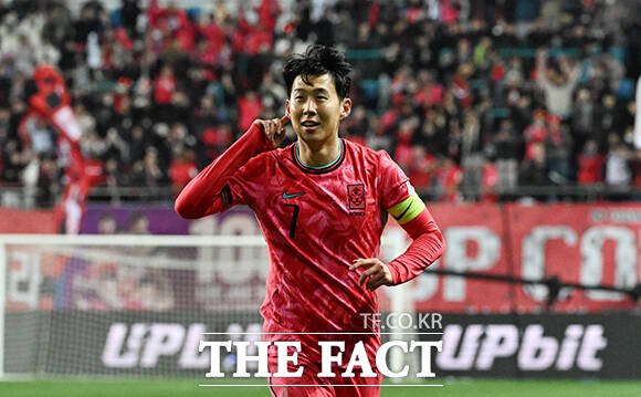 한국축구의 캡틴 손흥민이 최근 홍명보호 출전 시간이 줄어들어 우려를 자아내고 있다. 사진은 대한민국과 볼리비아의 평가전에서 프리킥 선제골을 넣은 손흥민. /대전월드컵경기장=박헌우 기자