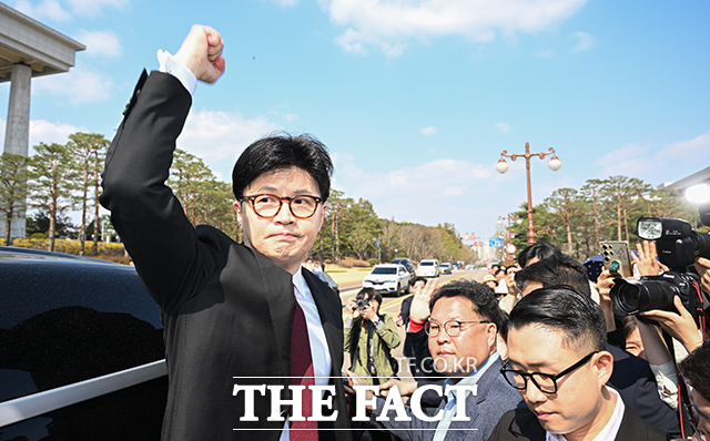 원외 인사 한동훈 전 대표가 작심한 듯 민주당을 거세게 몰아붙이고 있다.<br> 보수 스피커 역할을 자임하며 정치적 입지를 다지고 있다는 것이 정계의 일반적인 시각이다.<br> /박헌우 기자