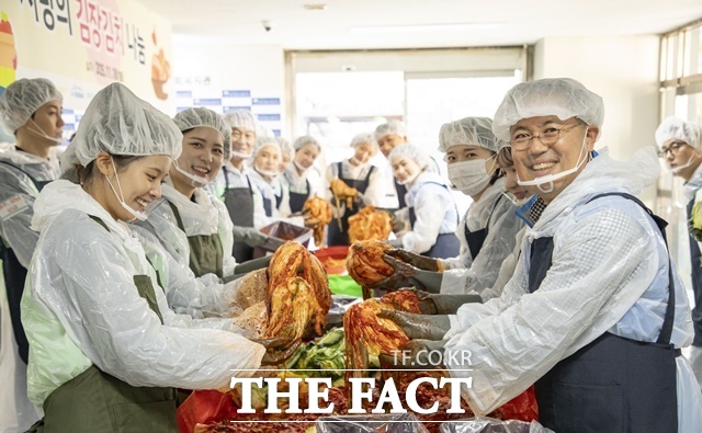 진에어·에어부산·에어서울 임직원들이 18일 서울 강서구 등촌9종합사회복지관에서 김장김치를 담그고 있는 모습. /진에어