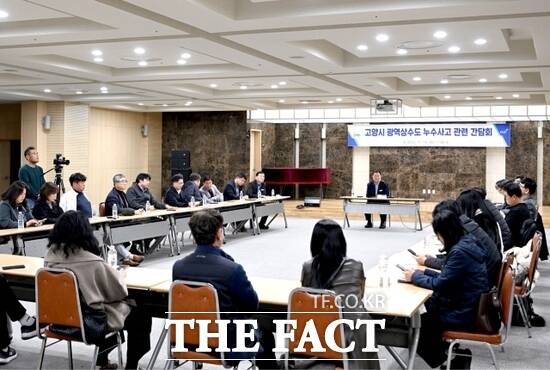 김경일 파주시장이 최근 발생한 대규모 단수 사고와 관련, 지난 18일 파주시 운정행복센터 다목적홀에서 시민간담회를 열고 사과의 뜻을 밝힌 뒤 시민들의 지적 사항을 듣고 있다. /파주시