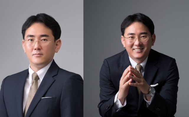 얼굴이 잘 나온 사진을 요청하니, 왼쪽 사진을 보내왔다. 너무 딱딱해 보인다는 말에 두 번째 사진이 도착했다. 두 사진 모두 김현수 집행위원장이 인권위에서 퇴직했을 때 ''백수가 됐으니 취직하려면 프로필사진부터 찍으라