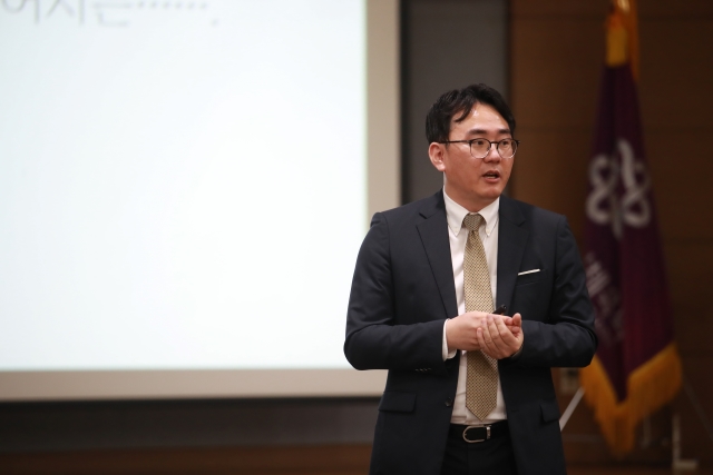 김현수 체육시민연대 집행위원장은 스포츠 인권과 관련한 특강을 자주 한다. '스포츠와 인권'이라는 책도 낸 바 있다. 사진은 최근 한 단체에서 특강을 하는 모습. / 김현수 제공