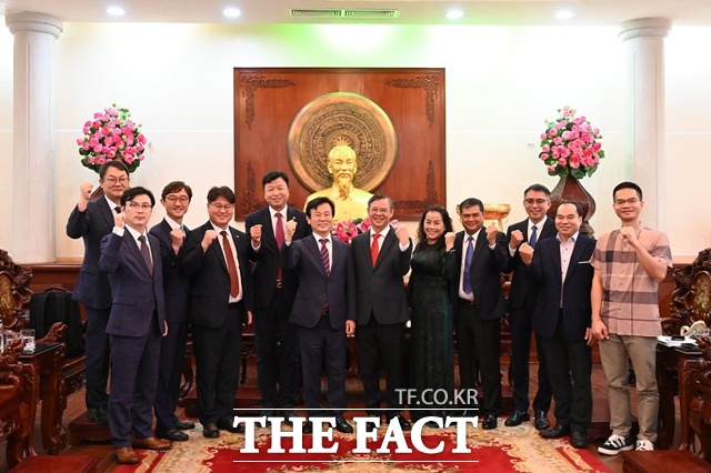 조규일 시장이 19일 베트남 껀터 시를 방문해 두 도시 간 문화예술 교류를 위한 협력을 약속했다. /진주시