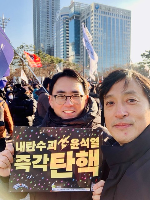 김현수 집행위원장은 스포츠 외에 각종 사회 및 정치분야 일에도 열심히 참가하고 있다. 체육시민연대 전임 집행위원장인 홍덕기 교수(경상대, 오른쪽)와 올초 찬탄집회에 참석한 모습. / 김현수 제공