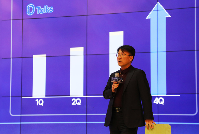 19일 충남 아산 삼성디스플레이스 2캠퍼스에서 열린 사내 소통행사 디톡스(D-Talks)에서 이청 대표이사 사장이 사업 성과와 전략을 설명하고 있다. /삼성디스플레이