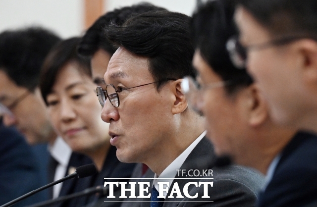 김민석 국무총리는 19일 목포~제주 여객선 좌초 관련 상황을 보고 받고 해양경찰청과 관계기관은 가용 가능한 모든 선박과 장비를 즉시 투입해 승객 전원을 신속하고 안전하게 구조하라고 긴급 지시했다. 사진은 김민석 국무총리가 지난달 5일 오전 서울 종로구 정부서울청사에서 열린 APEC 정상회의 제8차 준비회의에 참석해 모두발언을 하고 있는 모습이다. /임영무 기자