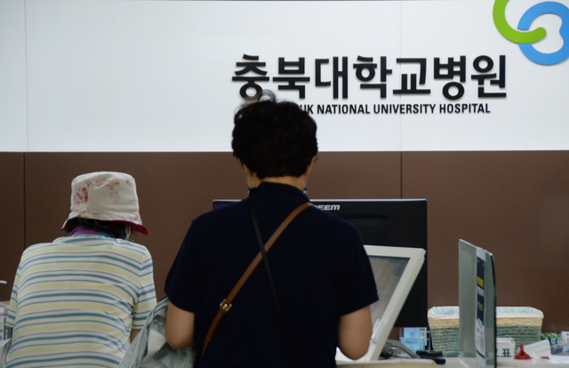 보건의료·시민사회단체들은 국회 보건복지위원회가 지난 18일 비대면 진료(원격의료) 제도화 법안을 소위원회에서 통과시킨 것을 두고 의료 민영화 정책이라고 19일 규탄했다. 공적 의료체계에 민간플랫폼을 허용해 과잉진료, 의료비 상승, 건강보험 재정 악화 등 문제가 발생할 수 있는 환경을 만들었다고 지적했다. 사진은 2024년 6월 18일 충북 청주시 충북대학교병원 환자들. / 뉴시스