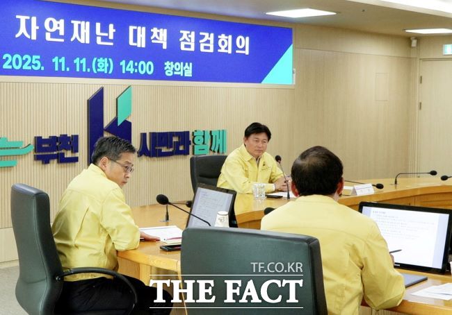 조용익 부천시장이 지난 11일 ‘2025~2026년 겨울철 자연재난 종합대책 점검회의’를 주재하고 있다. /부천시