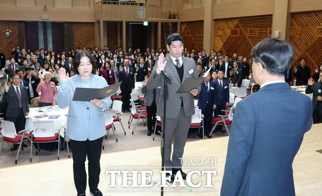 19일 전주시 완산구 치명자산성지 평화의 전당 유항검홀에서 열린 민주평화통일자문회의 전주시협의회 제22기 출범식 및 2025년 3차 정기회의에서 자문위원 대표들이 선서를 하고 있다. /전주시