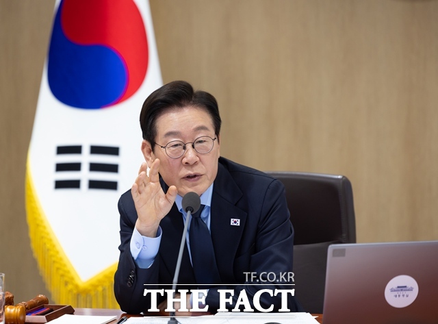 이재명 대통령은 전남 신안군 해상서 발생한 여객선 사고 보고를 받은 직후 인명 피해가 없도록 신속히 사고 수습에 나서는 한편 국민들이 안심하실 수 있도록 구조 현황을 실시간 공개할 것을 관계당국에 지시했다. 이 대통령이 11일 용산 대통령실에서 주재한 제49회 국무회의에서 발언하고 있다. /대통령실