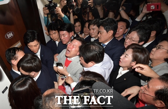 국회 패스트트랙(신속처리안건) 충돌 사건으로 기소된 국민의힘 나경원 의원(당시 자유한국당 원내대표)과 송언석 원내대표, 황교안 자유와혁신 대표(당시 자유한국당 대표) 등에 대한 1심 판결이 20일 내려진다. 재판에 넘겨진 지난 2020년 1월 이후 5년10개월여 만이다. /이덕인 기자