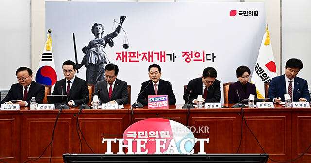 중도 확장을 위해 당명 변경에 대한 필요성이 제기된다. 사진은 국민의힘 최고위원회의에서 발언하는 장동혁 당대표 모습(왼쪽 4번째). /배정한 기자