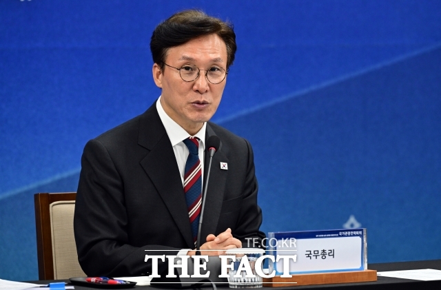 김민석 국무총리는 19일 지방이 살아야 나라가 산다며 전국을 5대 초광역권과 3개 특별자치도로 재편하는 ‘5극 3특’ 중심의 균형성장전략을 추진할 것이라고 밝혔다. 사진은 김민석 국무총리가 지난달 25일 오후 서울 중구 한국관광공사 서울센터에서 열린 제10차 국가관광전략회의를 주재하고 있는 모습이다. /임영무 기자