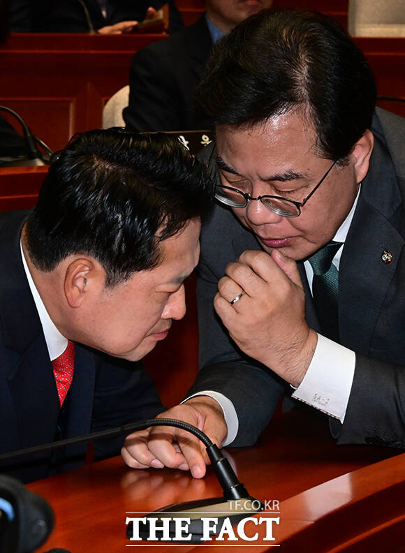 국민의힘 내부에서 당명 변경을 비롯한 재창당급 혁신 요구가 본격적으로 제기되고 있다. 사진은 장동혁 국민의힘 대표(왼쪽)와 송언석 원내대표가 대화하고 있는 모습. /남윤호 기자