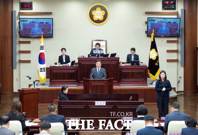 박승원 광명시장이 광명시의회 정례회에서 시정연설을 하고 있다. /광명시