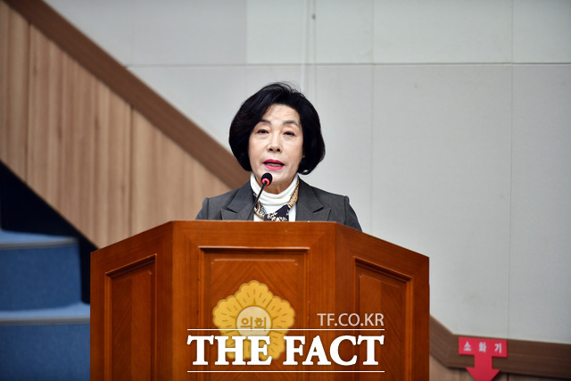 진명숙 여수시의회 의원이 18일 본회의장에서 여수시 충무공 이순신 정신 선양사업 및 역사문화 진흥에 관한 조례의 제정 취지를 설명하고 있다. /여수시의회