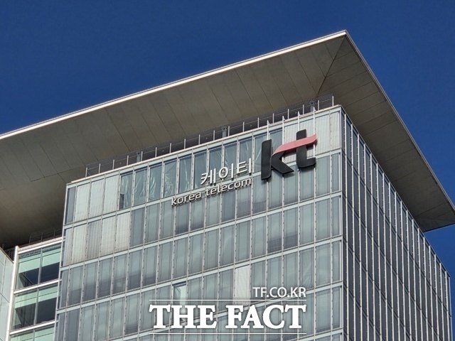 KT가 유심 무상 교체 서비스 지역을 수도권과 강원 전역으로 확대하고 내달 전국으로 넓히겠다고 발표했다. /더팩트 DB