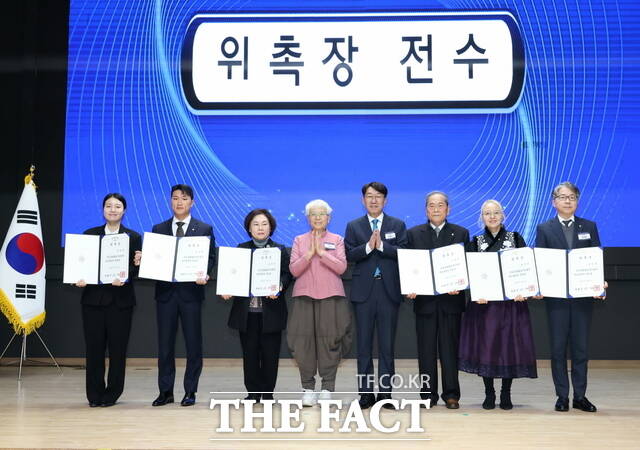 19일 전주시 완산구 치명자산성지 평화의 전당 유항검홀에서 열린 민주평화통일자문회의 전주시협의회 제22기 출범식 및 2025년 3차 정기회의에서 자문위원들이 우범기 전주시장(왼쪽 다섯 번째)과 기념 촬영을 하고 있다. /전주시