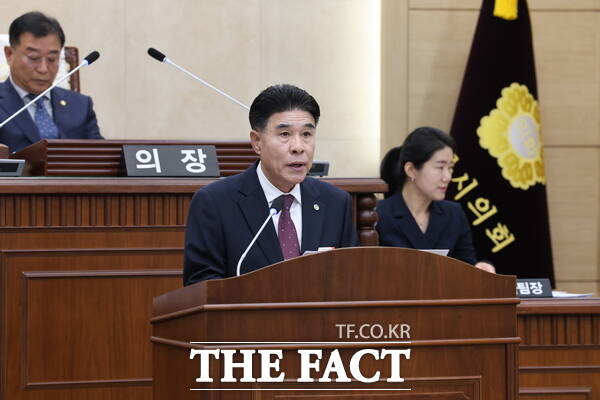 이응우 계룡시장이 19일 열린 제185회 계룡시의회 정례회에서 시정연설을 하며 내년도 시정운영 청사진에 대해 의원들에게 설명하고 있다. /계룡시