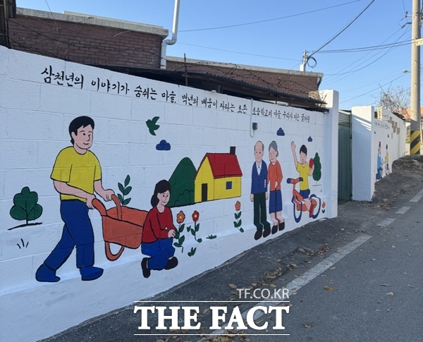 부여군 초촌면 응평리 마을 입구의 벽화가 산뜻한 색감으로 완성됐다. /부여군