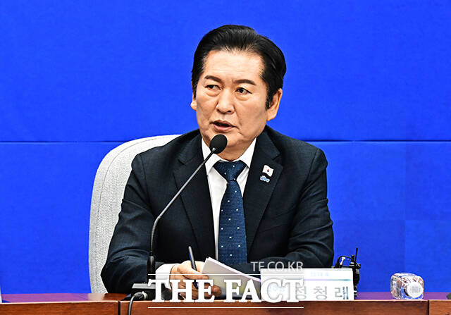 정청래 더불어민주당 대표가 지난 18일 오전 서울 여의도 국회에서 열린 ‘당대표-전국기초·광역의회의원협의회 간담회’에 참석해 모두발언을 하고 있다. /배정한 기자