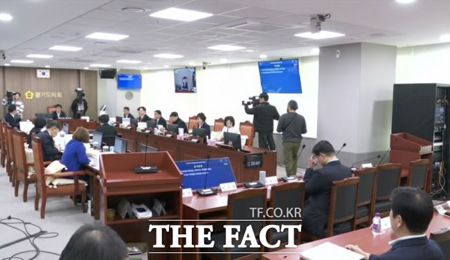 19일 오전 경기도의회 운영위원회의 행정사무감사장에 경기도지사 비서실 등 공직자들이 출석을 거부했다. 경기도교육감 비서실 공직자들만 증인석에 앉아 있다./ 이승호 기자